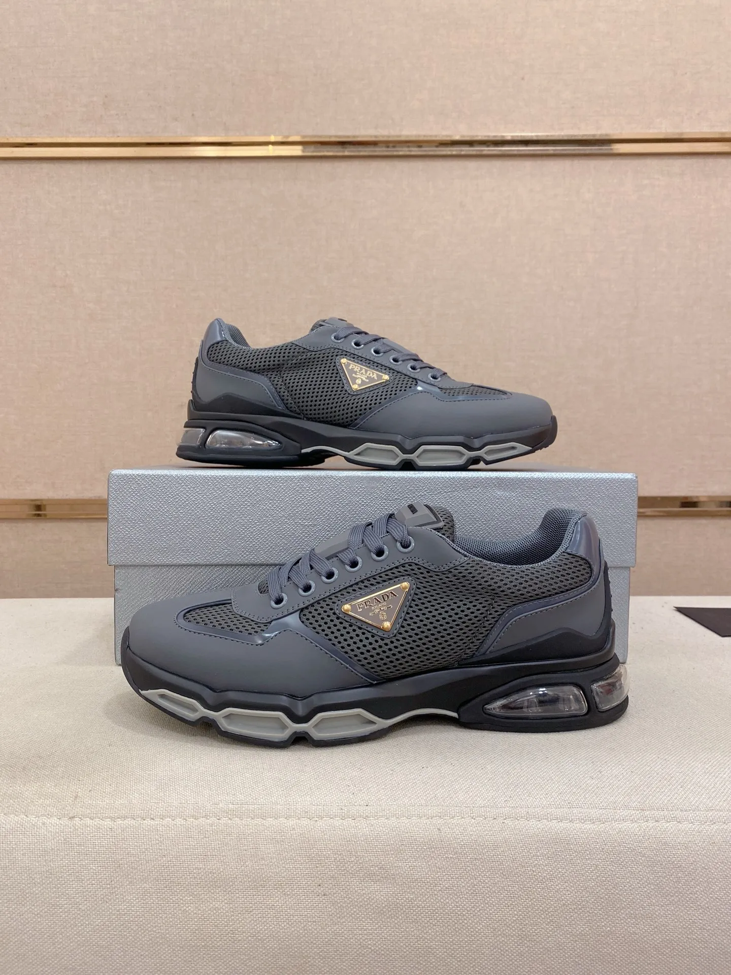 Factory price 660💰 ✔️✔️✔️High version High-quality new PRADA (Prada) counters are on the market at the same time, new men's shoes, 😘fabrics imported first-layer cowhide and mesh fabrics, purely handmade. Lining: Full cowhide lining. 👍🏿 High-end ☄️ air-cushion molded anti-slip rubber outsole, exquisite lines, simple and elegant, comfortable and high-end for leisure travel. Code number: 38 to 45